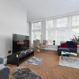 https://the-stunning-royal-parade-gem-sleeps-10.yorkshirehotels.net
